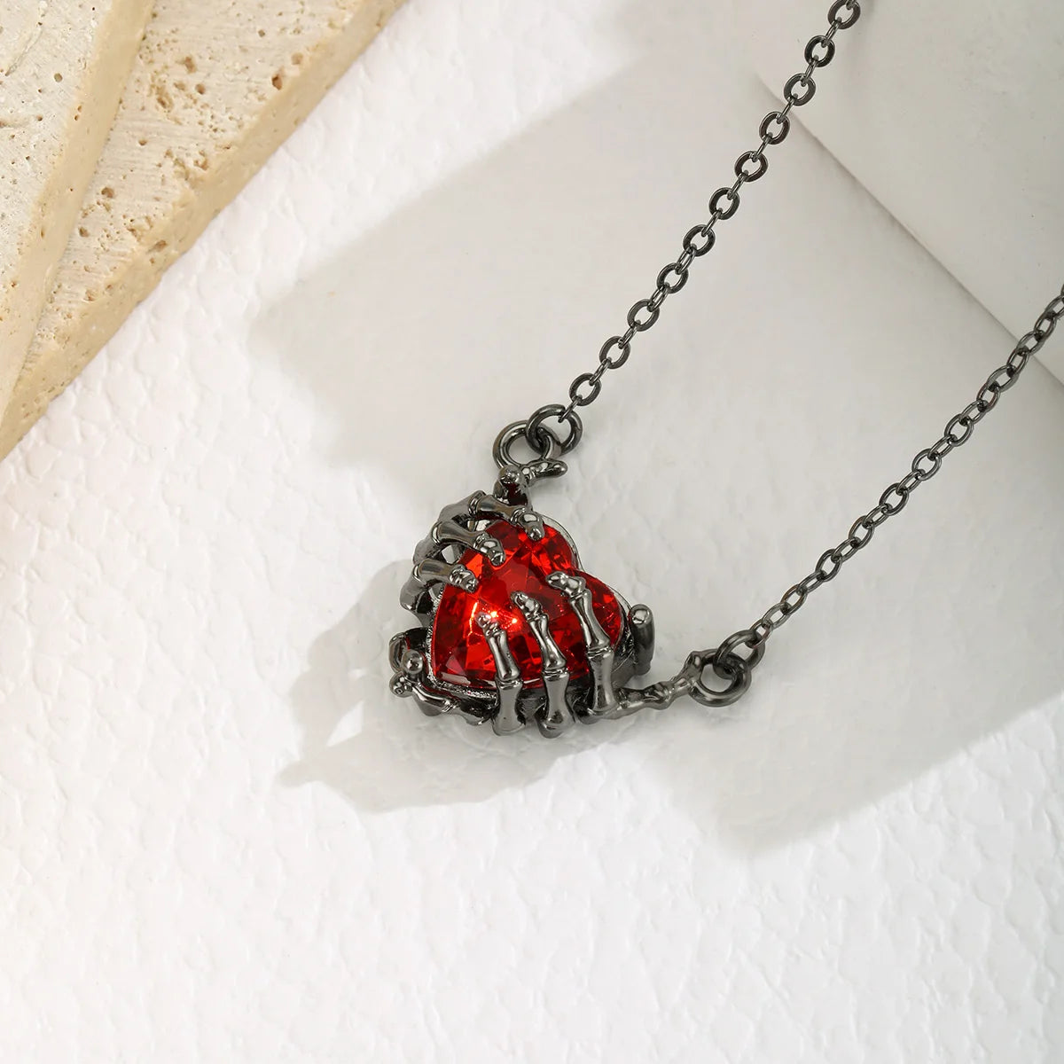 Collar Gótico Corazón y Alas de Murciélago