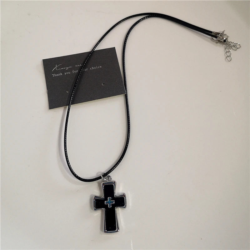 Collar de Cadena con Cruz y Corazón Negro – Estilo Punk Rock Grunge