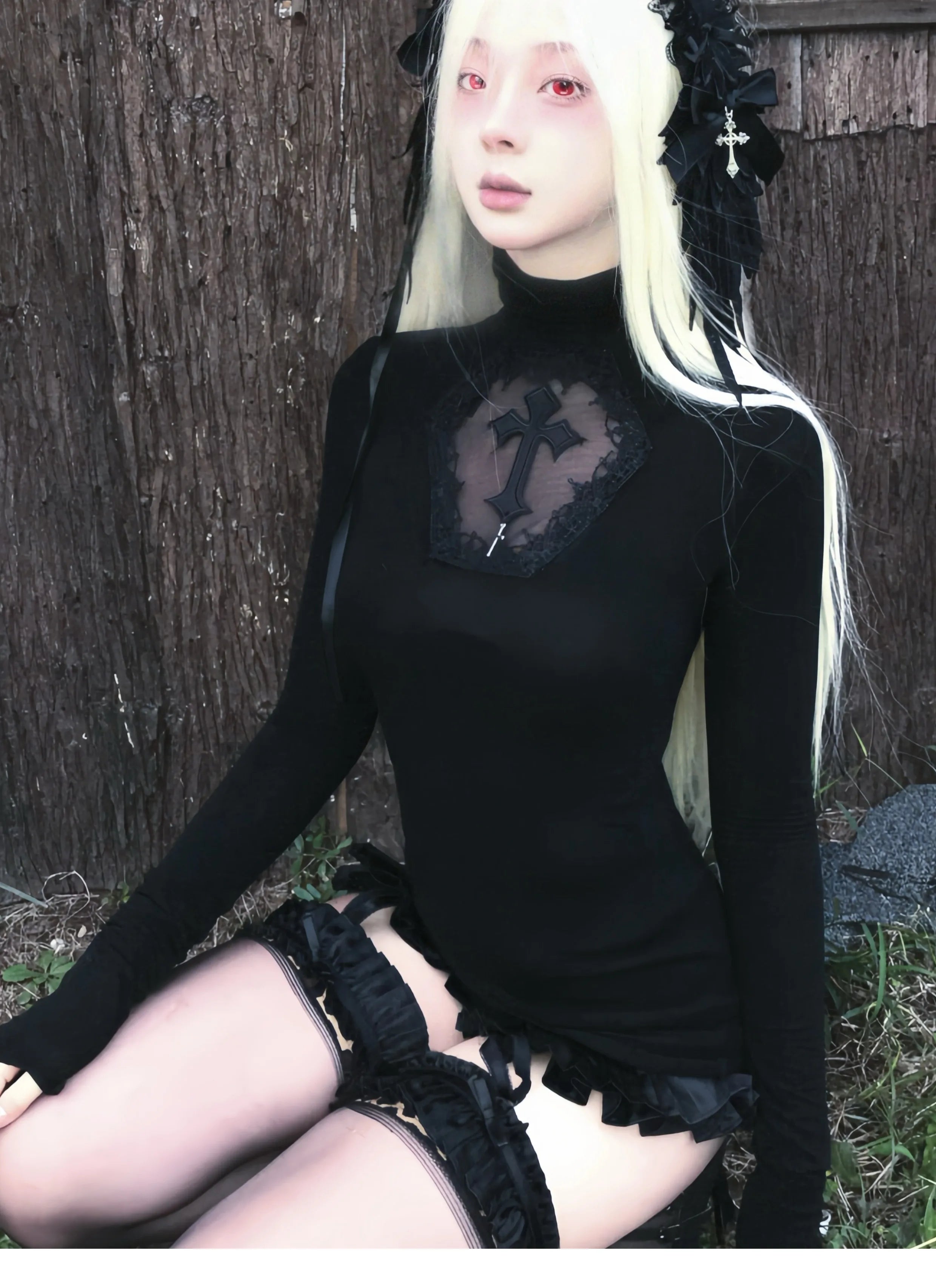 Top Crop Gótico de Cuello Alto con Aberturas – Estilo Grunge Vintage