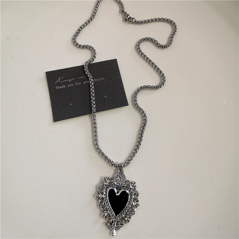 Collar de Cadena con Cruz y Corazón Negro – Estilo Punk Rock Grunge