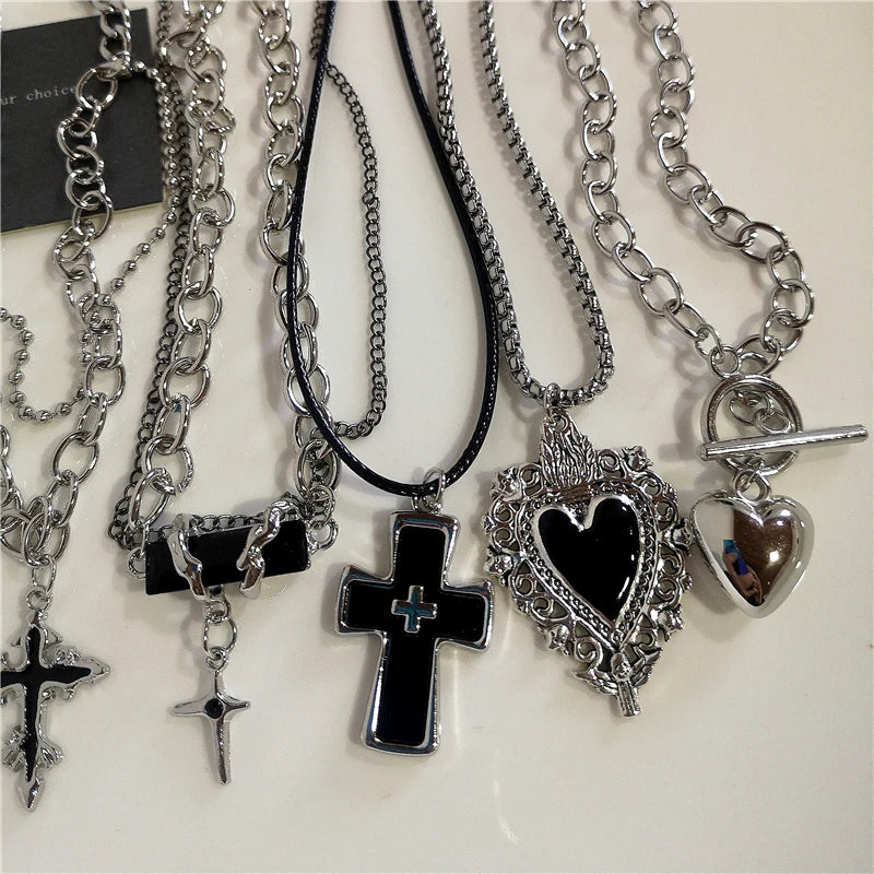 Collar de Cadena con Cruz y Corazón Negro – Estilo Punk Rock Grunge