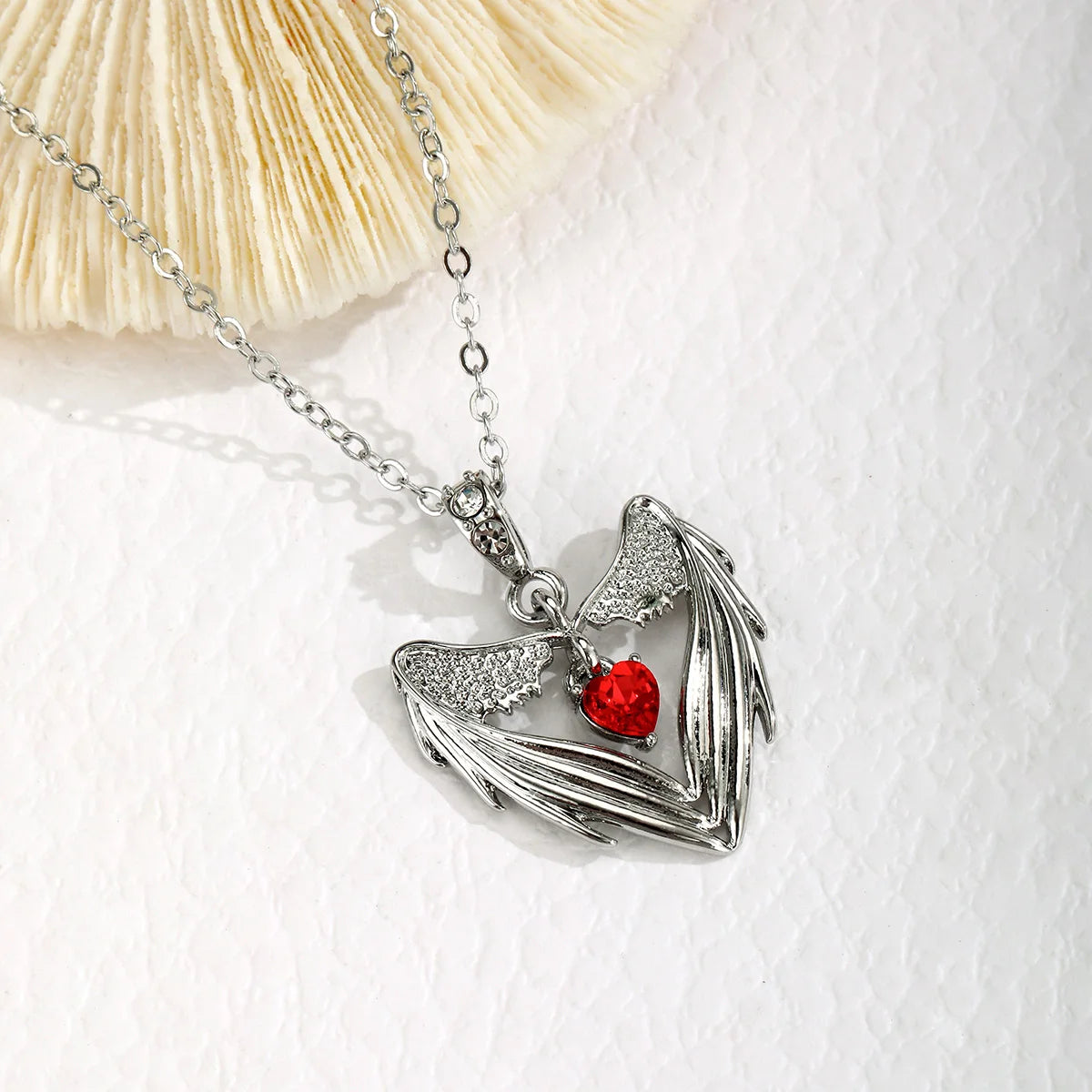 Collar Gótico Corazón y Alas de Murciélago