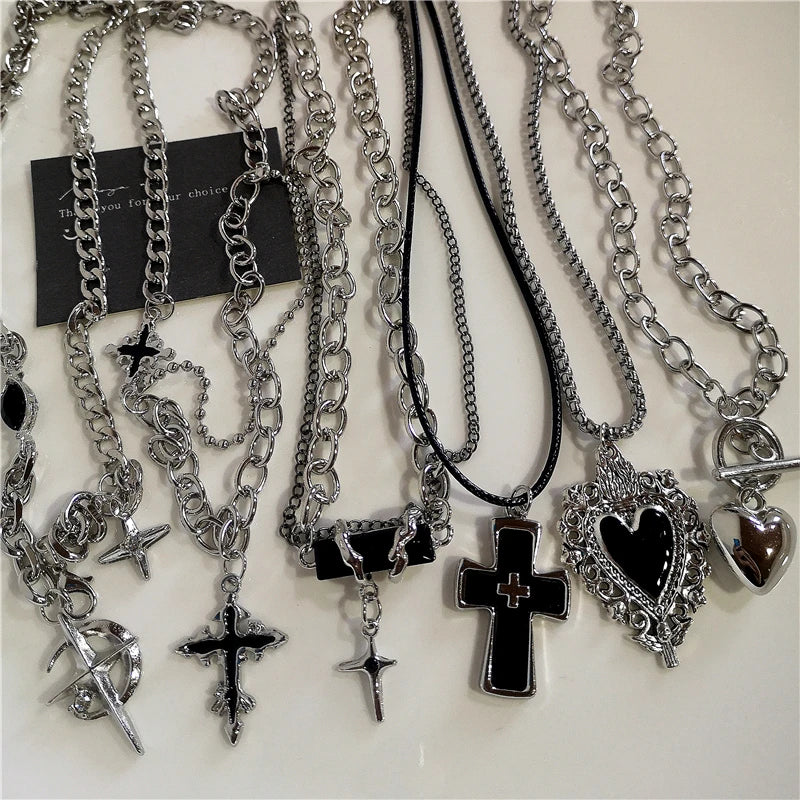 Collar de Cadena con Cruz y Corazón Negro – Estilo Punk Rock Grunge