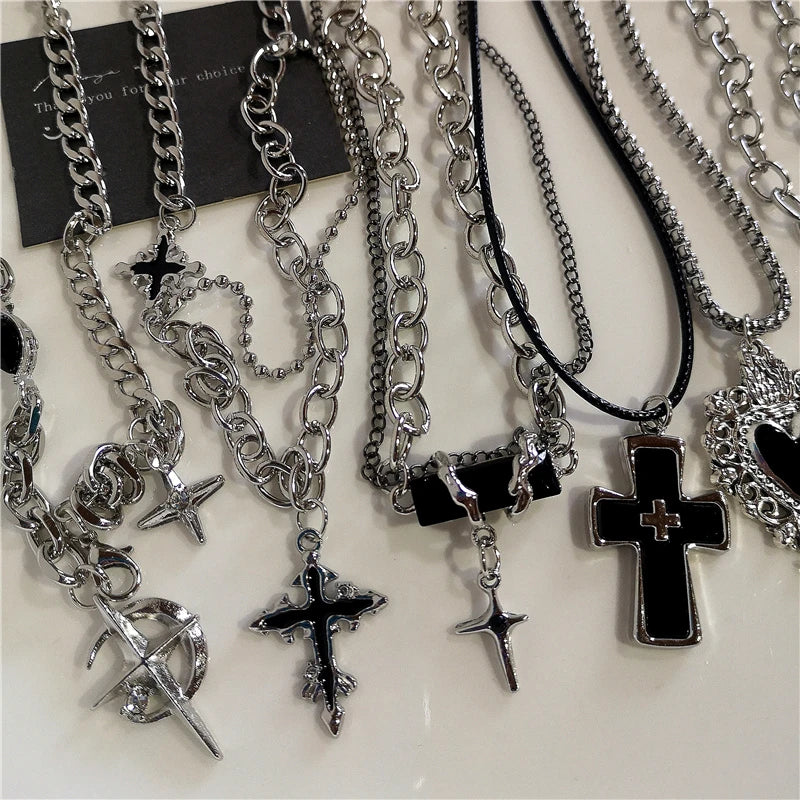 Collar de Cadena con Cruz y Corazón Negro – Estilo Punk Rock Grunge