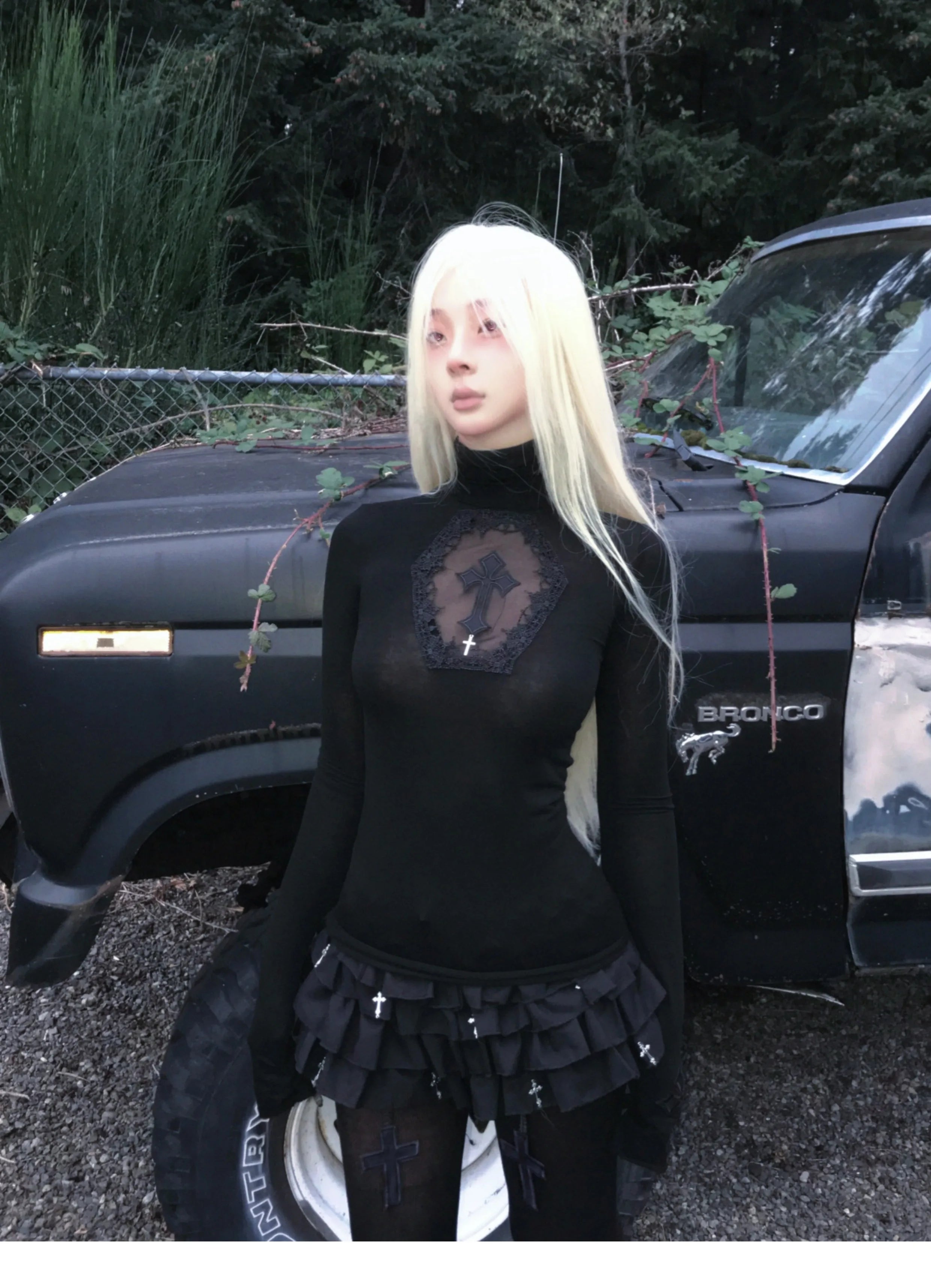 Top Crop Gótico de Cuello Alto con Aberturas – Estilo Grunge Vintage