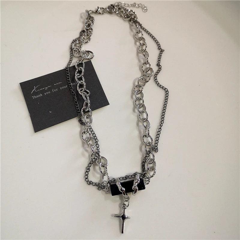 Collar de Cadena con Cruz y Corazón Negro – Estilo Punk Rock Grunge