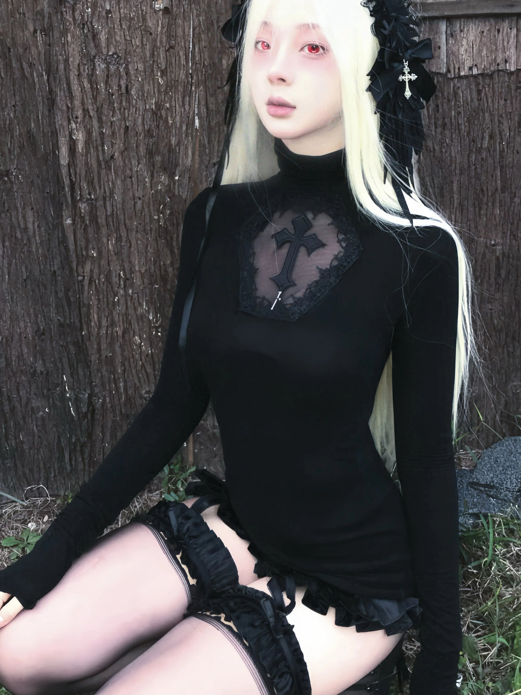 Top Crop Gótico de Cuello Alto con Aberturas – Estilo Grunge Vintage
