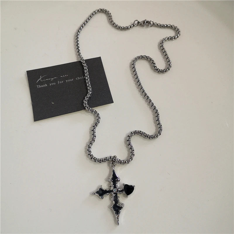 Collar de Cadena con Cruz y Corazón Negro – Estilo Punk Rock Grunge